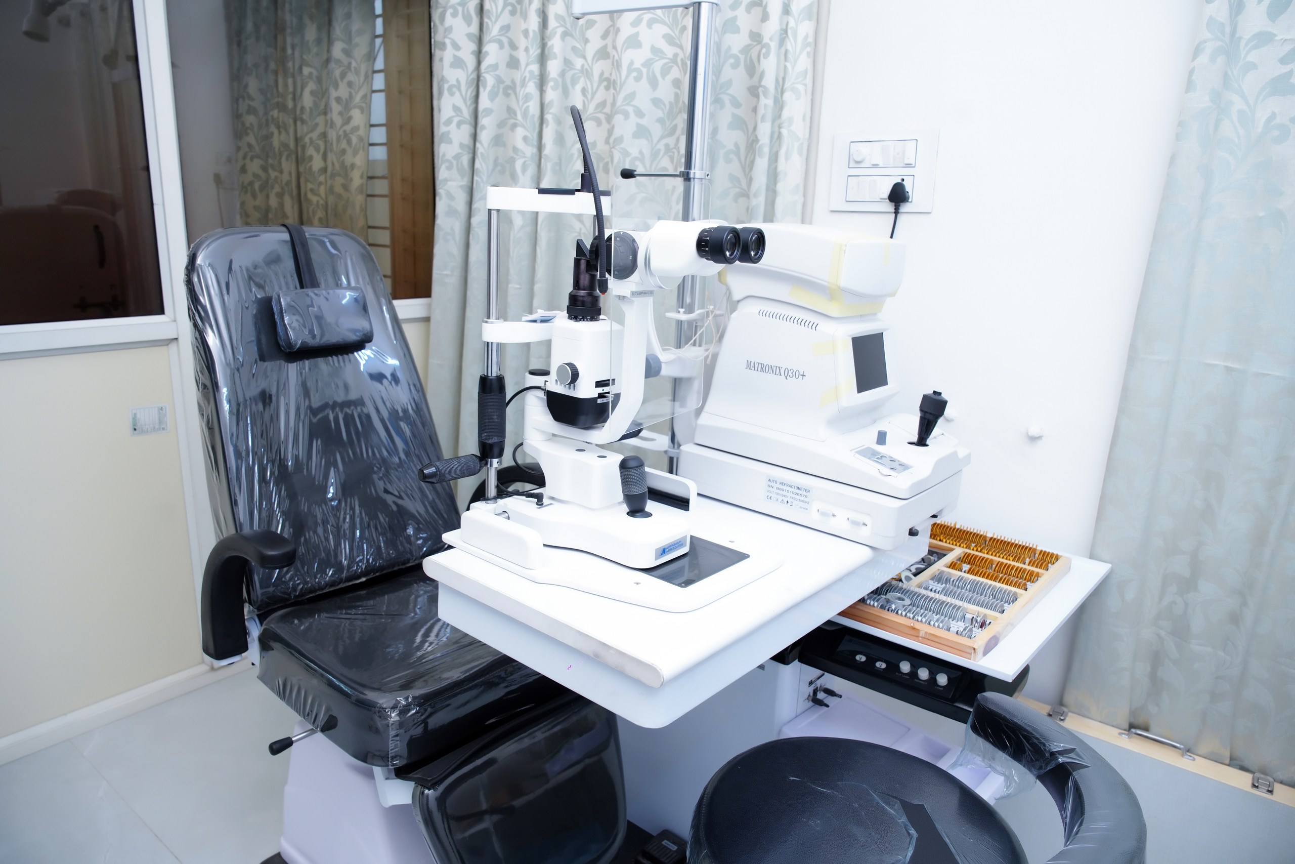 Modern diagnostic slit-lamp, Matronix Q30+ autorefractometer and trial lens suite at Dr. Kulsum's Eye Care Centre