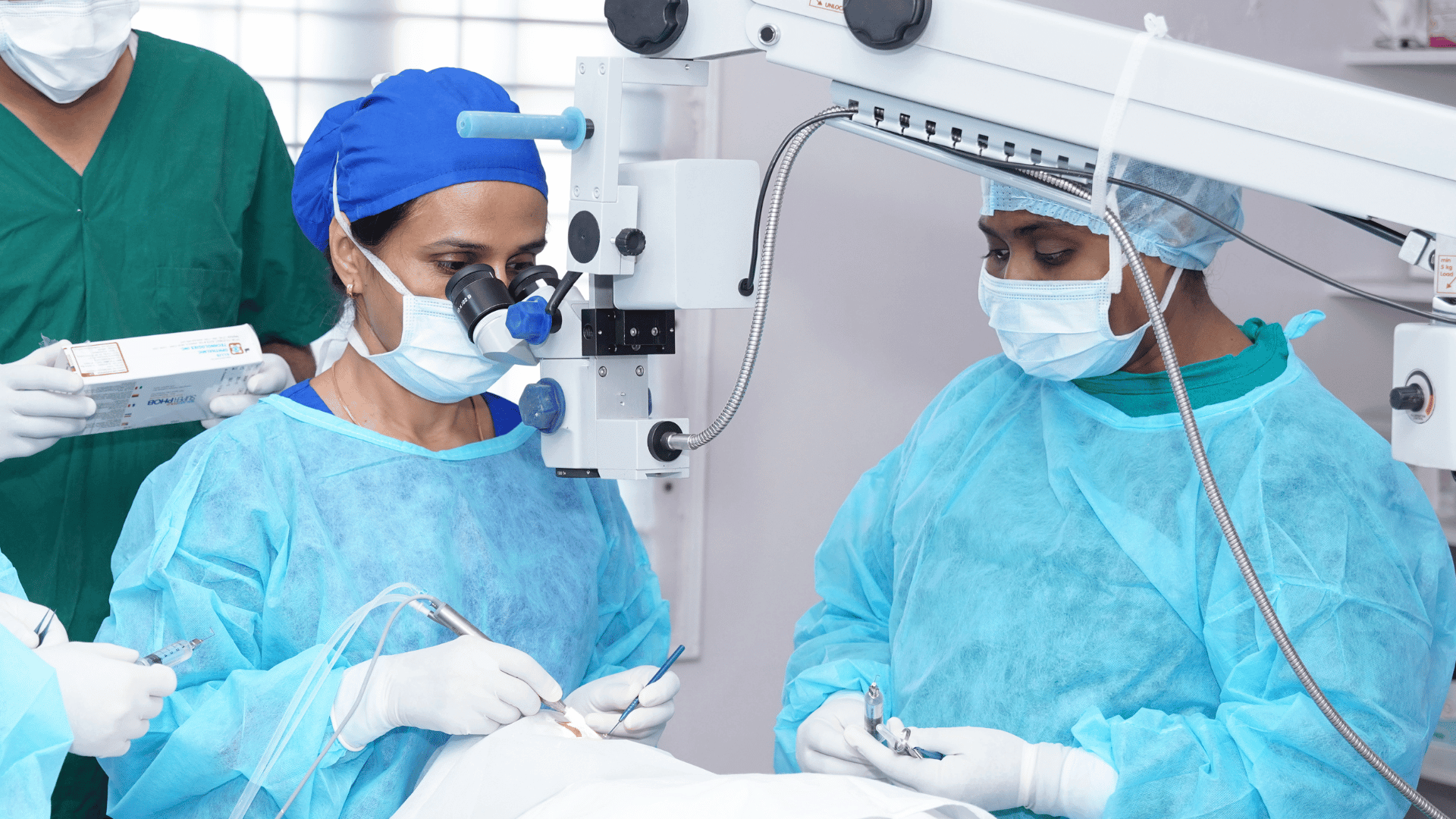 Dr. Kulsum performing micro-incision ICL refractive procedure
